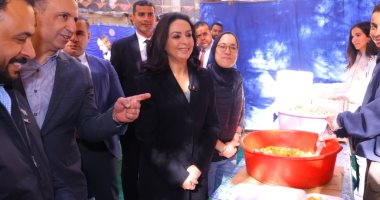 وزيرة التضامن تشارك شباب المتطوعين إعداد وجبات الإفطار بالدقى