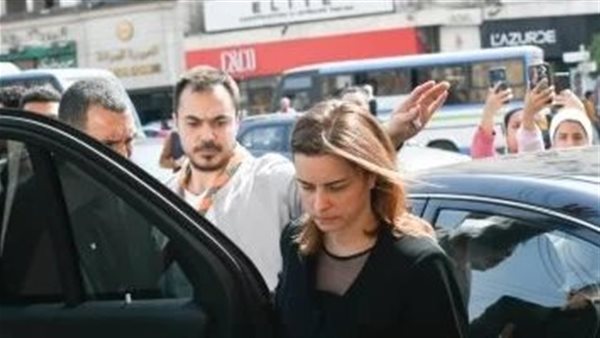 الحزن يسيطر على نور اللبنانية في جنازة زوجها يوسف أنطاكي بمصر الجديدة