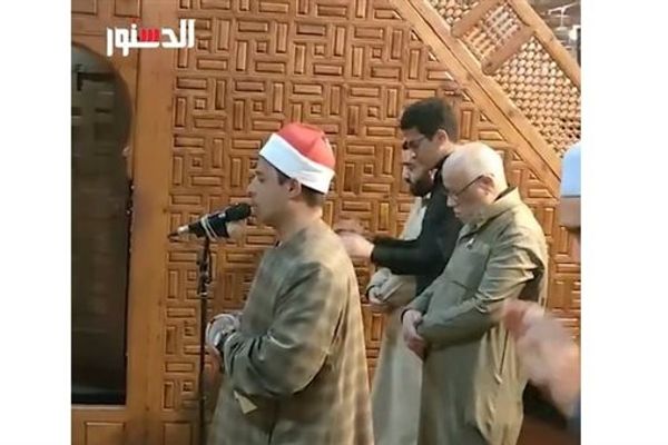 خشوع وطمأنينة.. نجم دولة التلاوة يتألق في صلاة التراويح من جامع عمرو بن العاص (فيديو)
