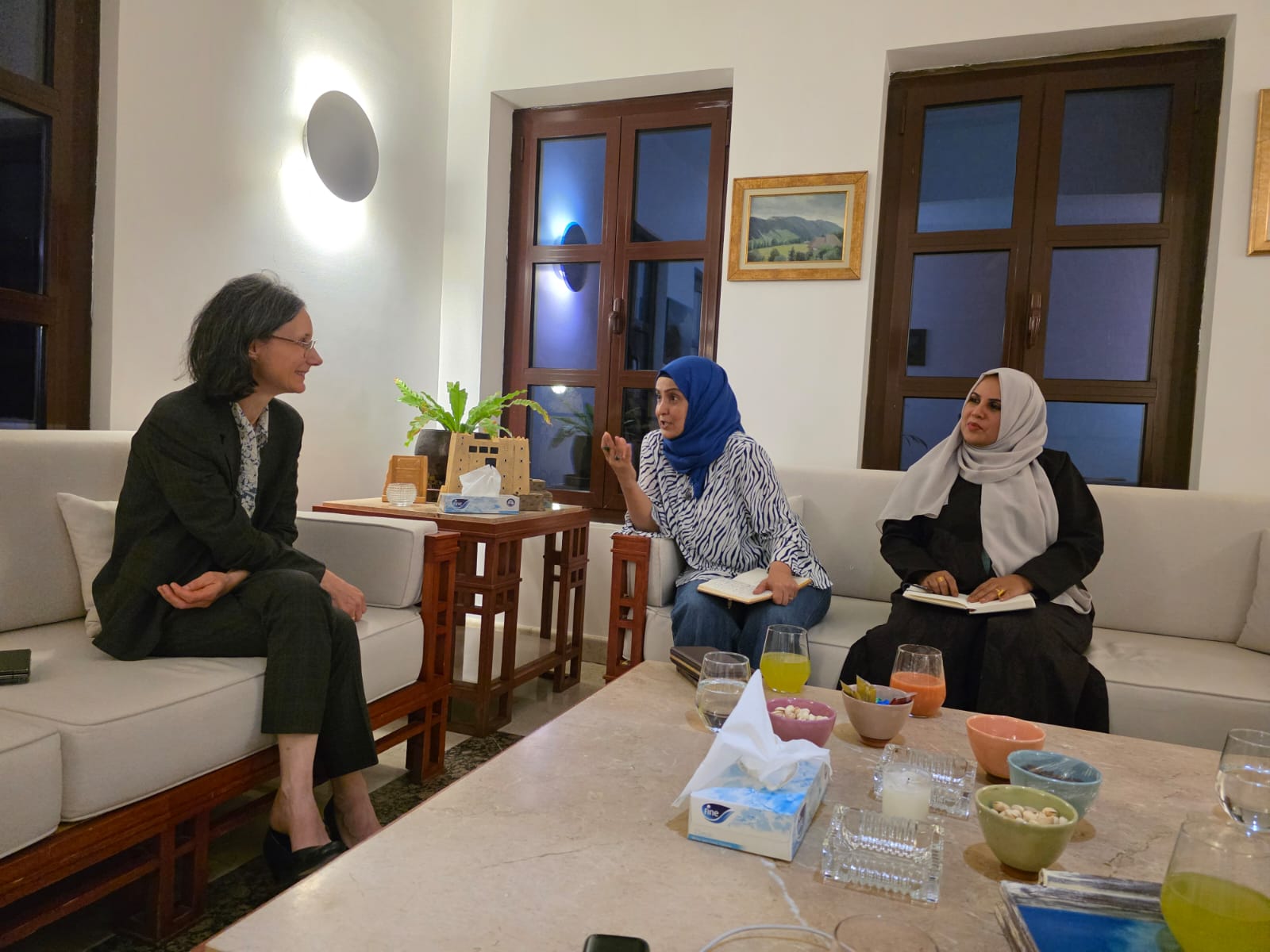 السفيرة الفرنسية تؤكد دعم بلادها لعودة المرأة للحكومة وتشيد بكفاءة الوزيرات الجدد