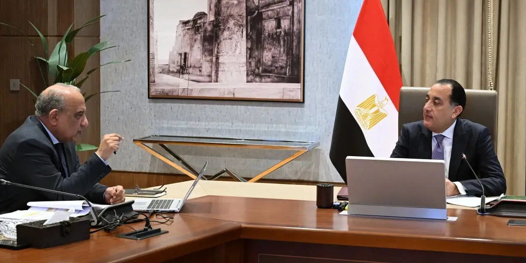 مدبولي يبحث مع وزير الكهرباء خطط تعزيز الاستقرار وتوسيع الاعتماد على الطاقة المتجددة