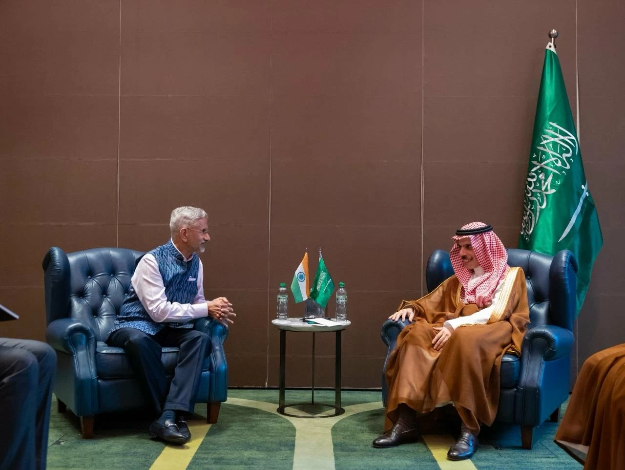 وزير الخارجية يبحث مع نظيره الهندي العلاقات الثنائية بين البلدين