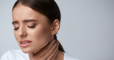 مع اقتراب الربيع.. أسباب جفاف وخشونة الحلق وطرق العلاج