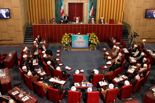 مجلس خبراء القيادة الإيراني اختار مرشدا جديدا من دون إعلان اسمه (أعضاء في المجلس)