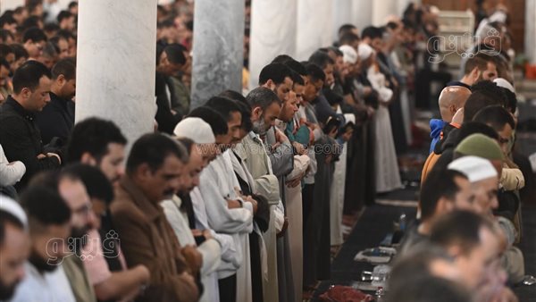 وسط أجواء روحانية، المئات يؤدون أول صلاة تراويح بمسجد عمرو بن العاص (صور)