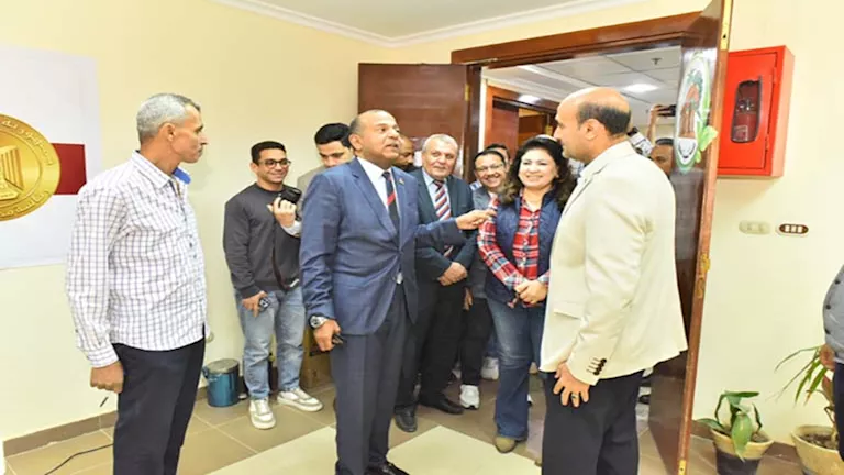 محافظ أسيوط يتابع انتظام العمل بمركز الخدمات المتكاملة بالغرفة التجاري