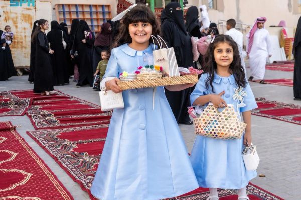 العيدية.. تقليد اجتماعي يصنع الفرحة للأطفال في جدة