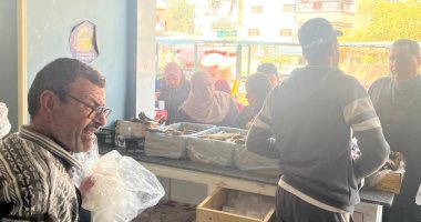 زحام على محلات الفسيخ بالدقهلية قبل ساعات من الاحتفال بشم النسيم