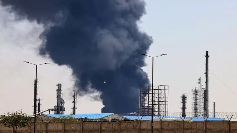 استهداف محيط محطة بوشهر النووية الإيرانية بقذيفة أمريكية