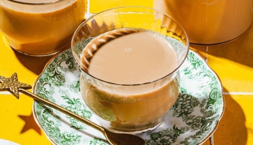 الحقيقة العلمية وراء تناول الشاي بالحليب.. هل يشكل خطراً صحياً؟