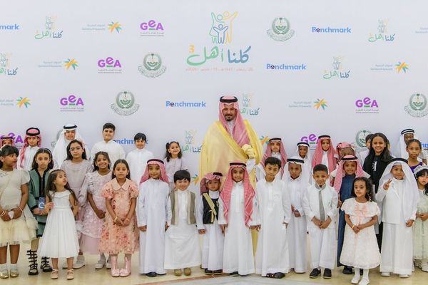 أمير المدينة يشارك الأيتام مأدبة الإفطار ويطلق "كلنا أهل 3"