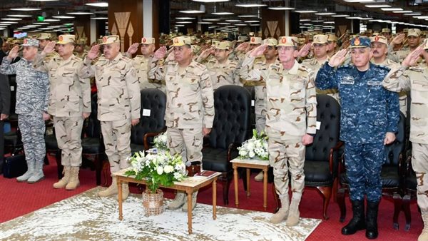 وزير الدفاع والإنتاج الحربي يلتقي عددًا من دارسي الأكاديمية العسكرية للدراسات العليا والإستراتيجية