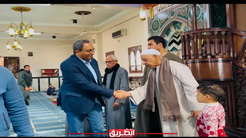 محافظ قنا يؤدي صلاة الجمعة بمسجد ”شنهور” بقوص