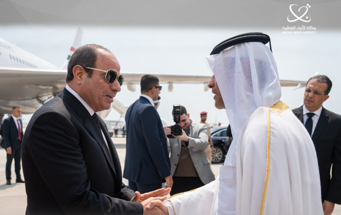 ‫ الرئيس المصري يصل الدوحة لتقديم العزاء في فقيد الوطن الكبير