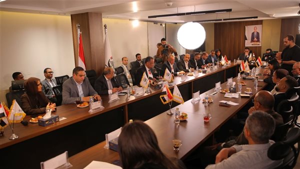حزب الجبهة الوطنية يبدأ حوارا مجتمعيا لإنقاذ الأسرة المصرية (صور)