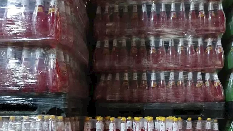 ضبط 90 ألف عبوة مياه ومشروبات غازية مخزنة بطريقة مخالفة