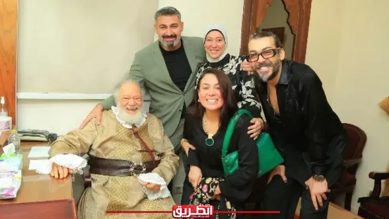 ياسر جلال يهنئ يحيى الفخراني بعد عرض «الملك لير» ويشيد بالنجاح الجماهيري