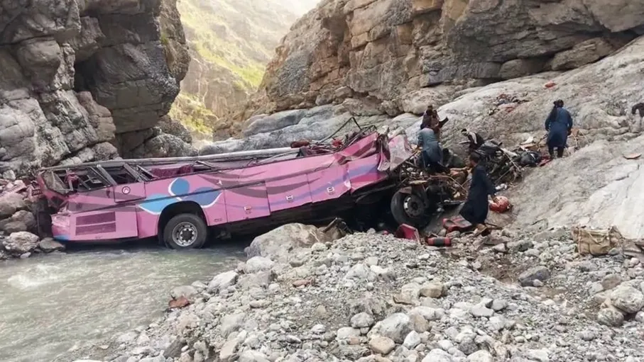 مقتل 40 شخصاً جراء سقوط حافلة في خندق في باكستان