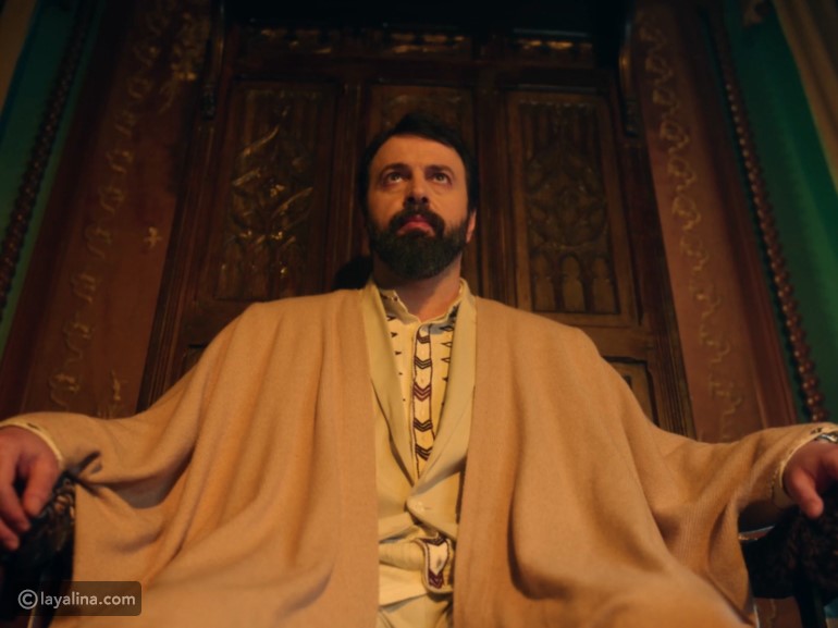 مولانا يعوم الشرطة مقابل الجيش.. تيم حسن بعباءة دينية فضفاضة والحلو يسكن الشخصية