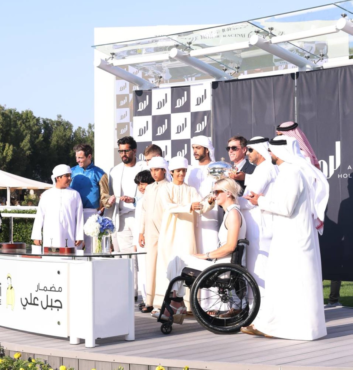 أمسية مثيرة في المضمار الأصفر.. «مصمك» و«ديفيد أوف أثينز» يتقاسمان لقب «جبل علي مايل»