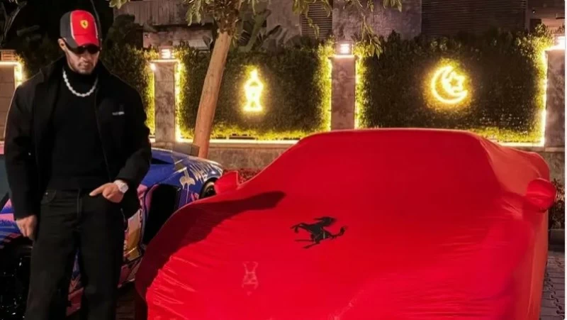 لغيابه عن المنافسة الدرامية.. محمد رمضان يصالح نفسه بـ«فيراري»