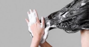 هل غسل الشعر يومياً مضر؟.. إليك ما يريد أطباء الجلدية أن تعرفه