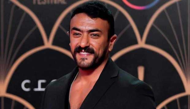 سيدة تداعب أحمد العوضي في عين شمس: «مش عارفة أتصور معاك من الزحمة