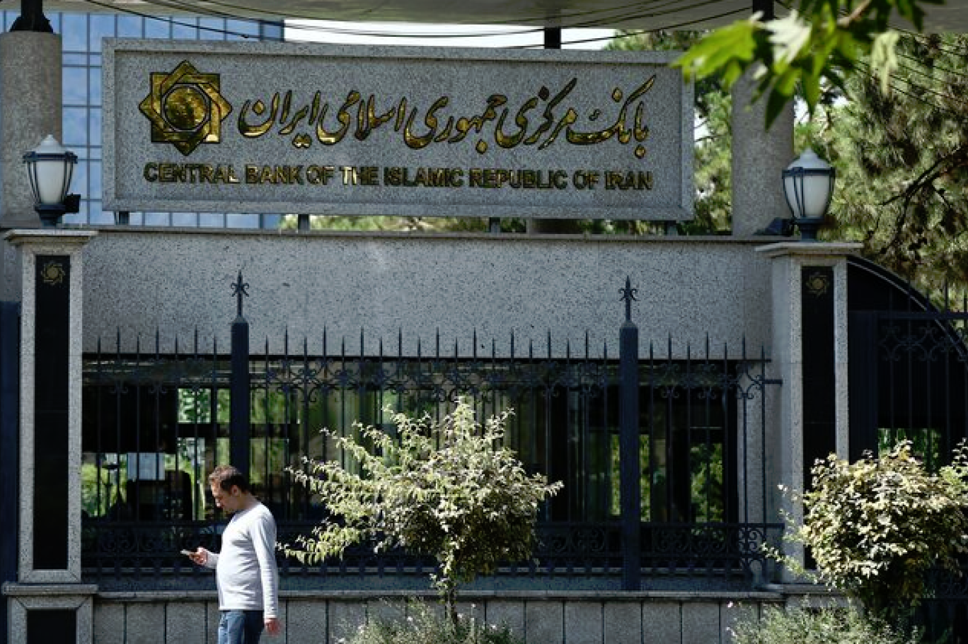أزمة متعددة الأبعاد تضرب إيران وتدفع الأسر إلى ما دون خط الفقر