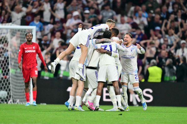 أستون فيلا يهزم فرايبورج 3-صفر ويحرز لقب الدوري الأوروبي