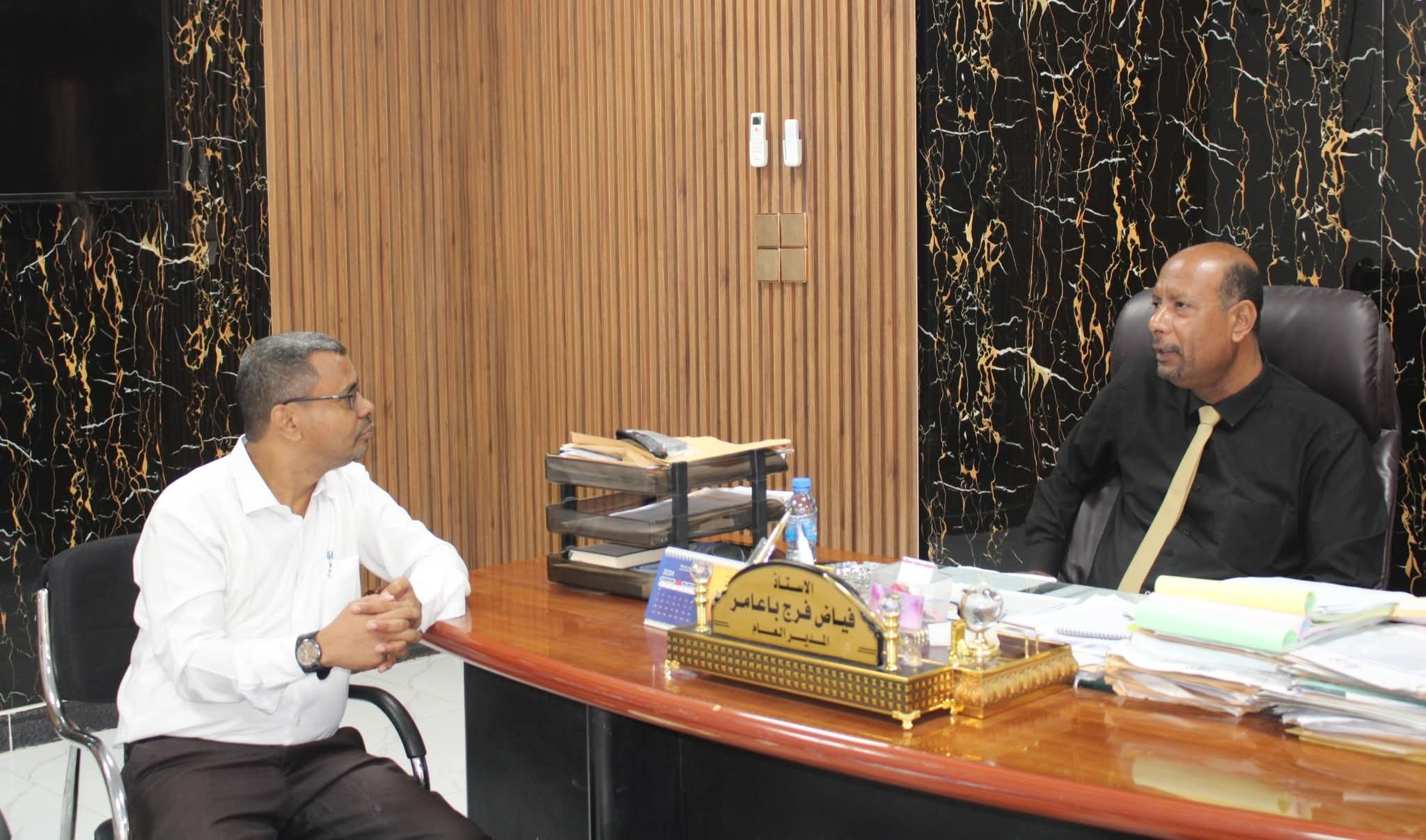 مأمور المكلا يبحث سبل التعاون المشترك مع مركز "المعرفة" للدراسات والأبحاث