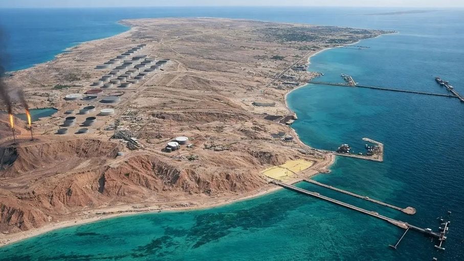 واشنطن تلوّح بالسيطرة على جزيرة "خرج" للضغط على طهران