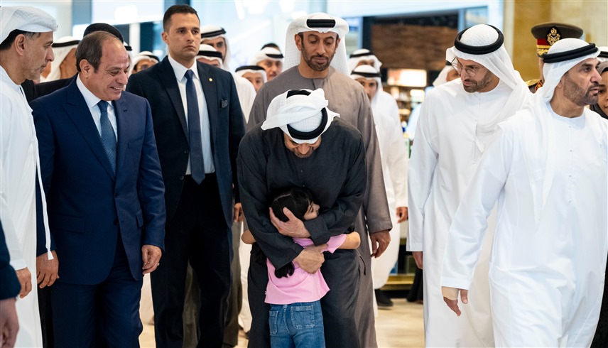 قرقاش: محمد بن زايد زعيم ميداني يسعد بلقاء الناس والاستماع إليهم