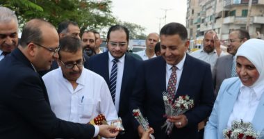 كورنيش نيل بنها كامل العدد بعد صلاة العيد.. والمحافظ يوزع الورود على المواطنين