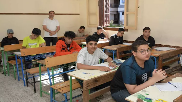 أجواء هادئة دون شكاوى.. طلاب الشهادة الإعدادية ببورسعيد يؤدون امتحانات