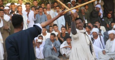 عيد شعبى فى "ليلة المرماح" بجزيرة المنصورية فى أسوان.. فرحة أهالى القرية تتحول لكرنفال تراثى سنوى.. فتح المضايف لاستقبال الوافدين وتقديم المأكولات والمشروبات طوال اليوم.. مبارزات التحطيب والمزمار البل