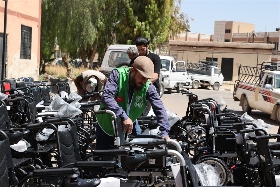 “الإغاثة التركية” توزع كراسي كهربائية على 228 سورياً من ضحايا الحرب