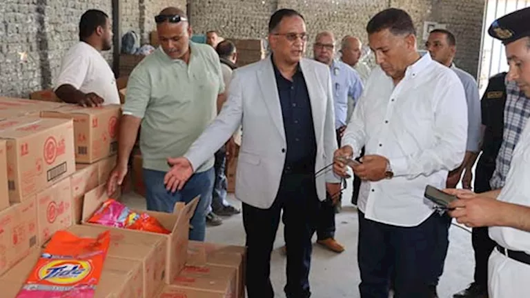 مصادفة تكشف الغش.. محافظ القليوبية يضبط مخزنًا يعيد تعبئة منظفات مجهول