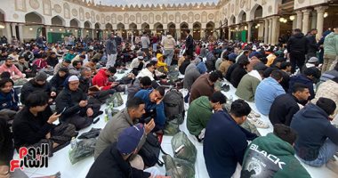 وكيل الأزهر يشارك الطلاب الوافدين مائدة الإفطار ويتابع انتظامها بصحن الجامع