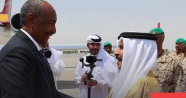 البرهان يصل البحرين فى مستهل زيارة رسمية.. والعاهل البحرينى فى استقباله