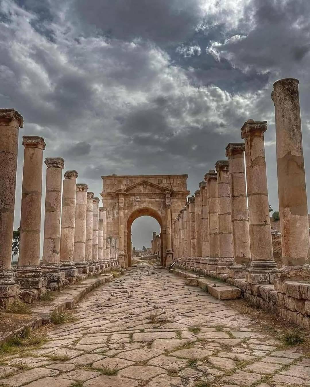 انخفاض ملموس على الحرارة اليوم وأجواء باردة نسبياً مع أمطار متفرقة