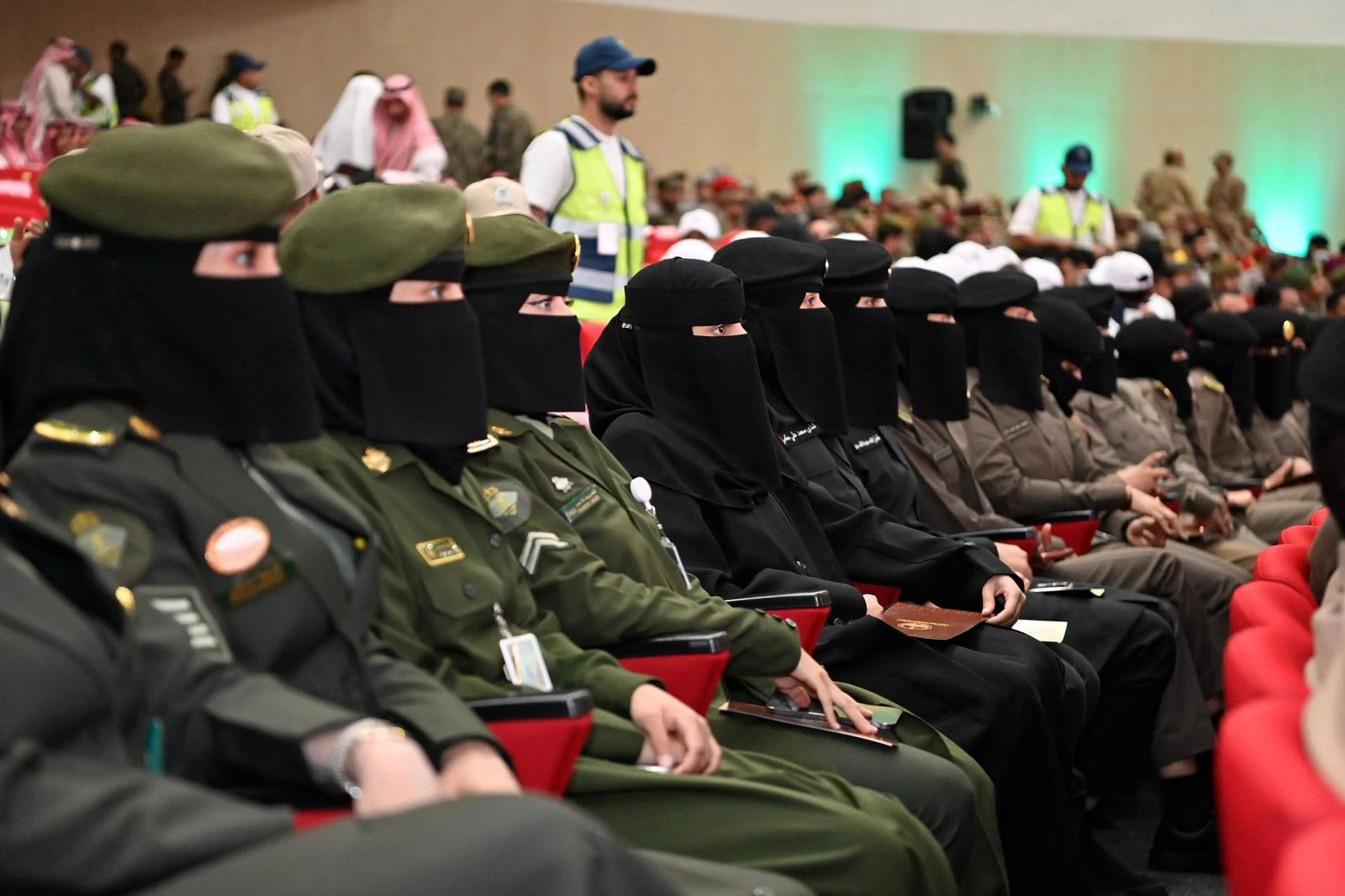 أمير جازان يُكرِّم المشاركين من المنطقة في أعمال الحج