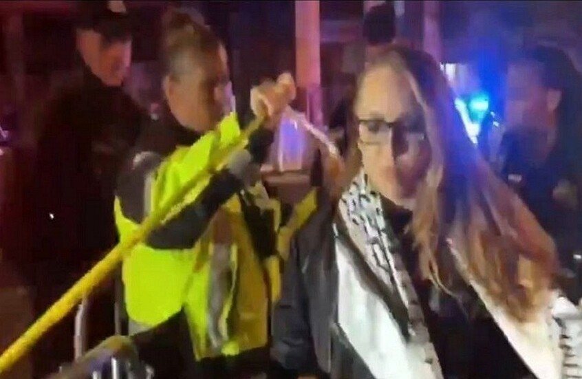 "كوفية فلسطينية" وضيف يتابع عشاءه.. لقطات لا تصدق من مسرح محاولة اغتيال ترامب (فيديوهات)