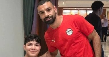 استقبال خاص من التوأم ومحمد صلاح لمشجع فلسطينى فى فندق المنتخب