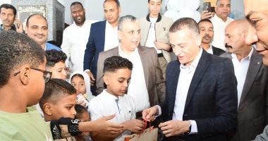 محافظ أسوان يوزع كروت التهنئة والعيدية على الأطفال