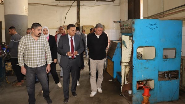 محافظ القليوبية يقود جولة ميدانية بقرية "باسوس" لدراسة أوضاع المصانع غير المرخصة
