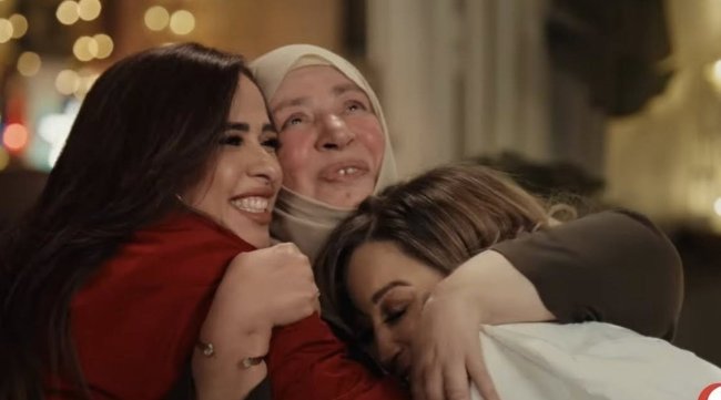 بعد سنوات الغياب: عبلة كامل تخطف الأضواء في إعلان رمضاني