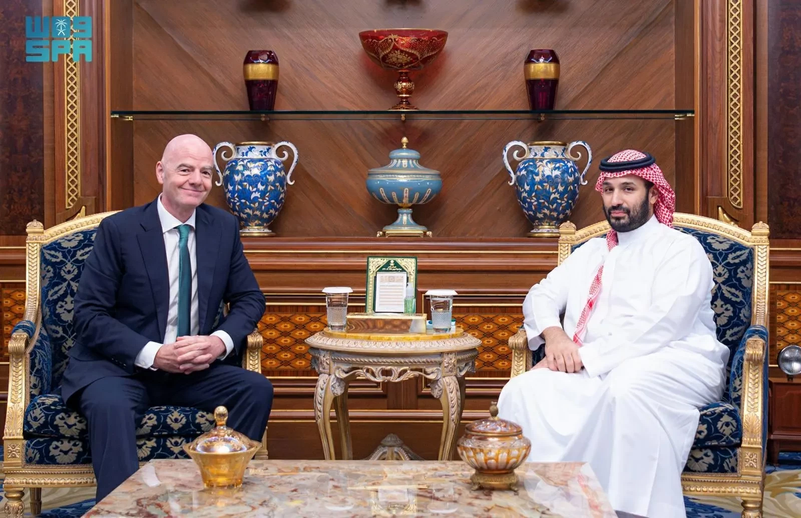 ولي العهد يلتقي رئيس الاتحاد الدولي لكرة القدم