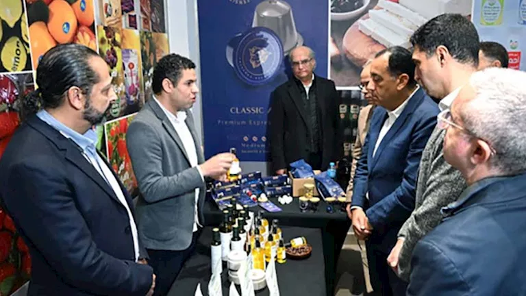 مدبولي يتفقد معرض منتجات الشركات الصناعية ببنها