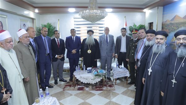 محافظ قنا يوزع هدايا على الأطفال في مطرانية دشنا بمناسبة عيد القيامة (فيديو وصور)