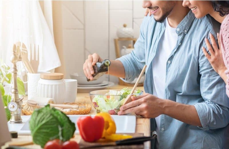 لماذا تصبح الزيجات أكثر سعادة حينما لا تطبخ الزوجات يوميا؟